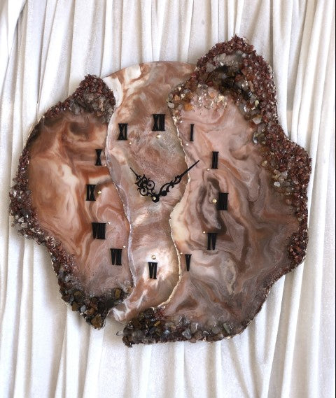 Horloge murale en résine faite à la main avec cristaux scintillants enduits de brun et petits morceaux de verre pièce glorieuse de haute qualité