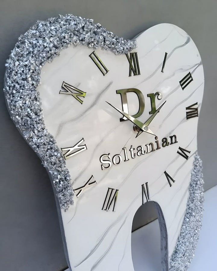 Abstrakte Wanduhr aus Epoxidharz mit rosa Kristallen für die Inneneinrichtung