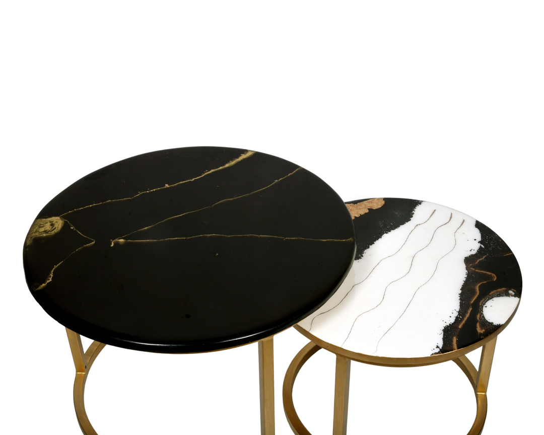 Table basse ronde dorée en résine époxy noire et blanche (Ensemble de 2)