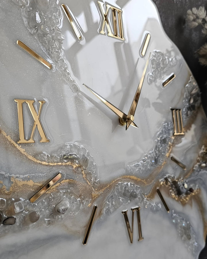 Grüne und goldene Geode Kunst Moderne minimalistische ästhetische Wohndekoration Kunstharz Wanduhr