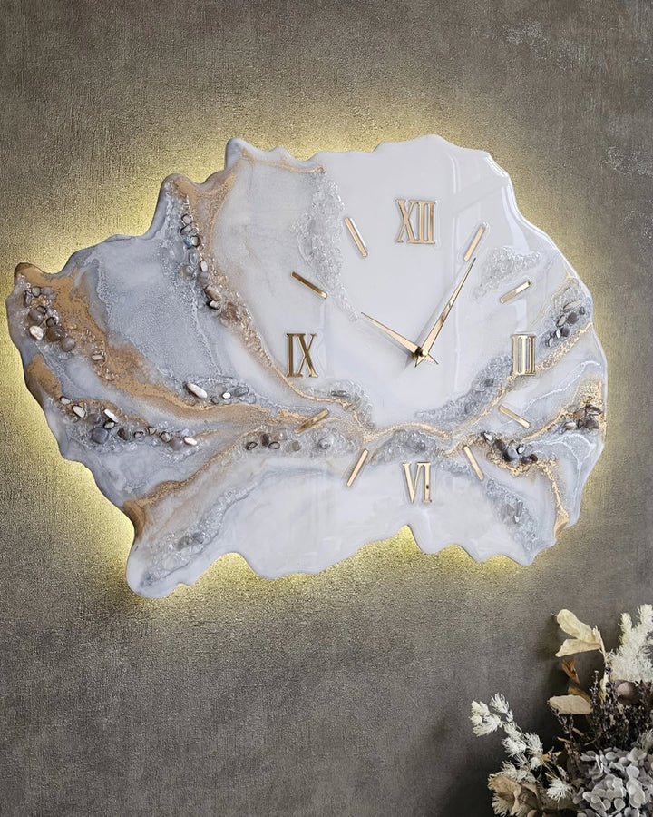 Grüne und goldene Geode Kunst Moderne minimalistische ästhetische Wohndekoration Kunstharz Wanduhr
