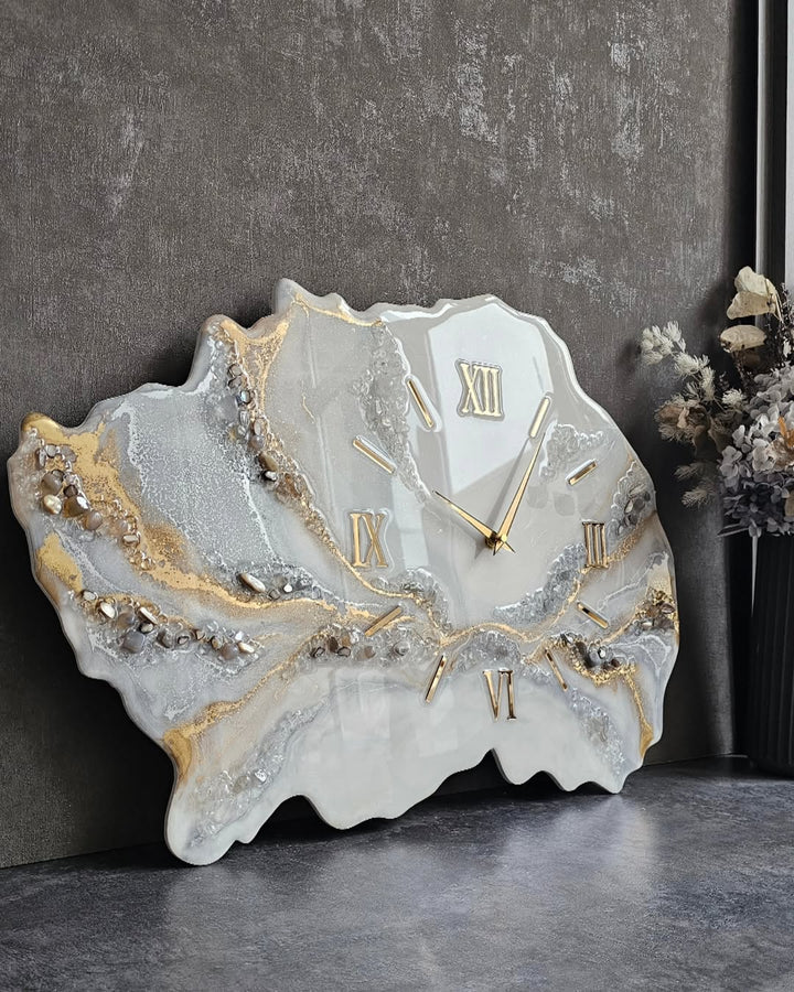 Grüne und goldene Geode Kunst Moderne minimalistische ästhetische Wohndekoration Kunstharz Wanduhr