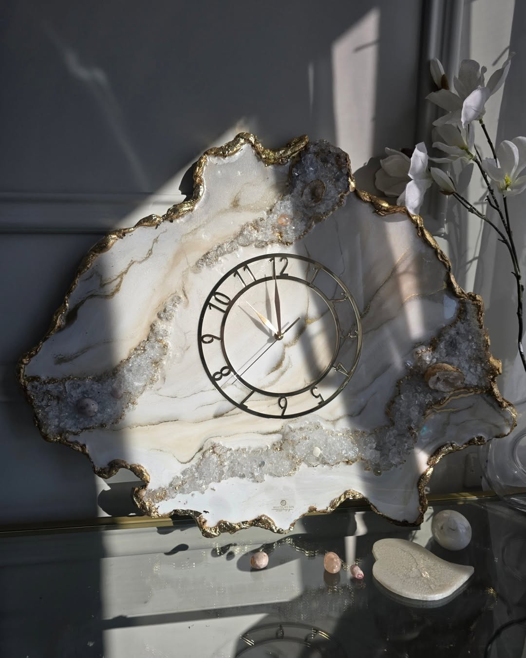 Abstrakte Wanduhr aus Epoxidharz mit rosa Kristallen für die Inneneinrichtung