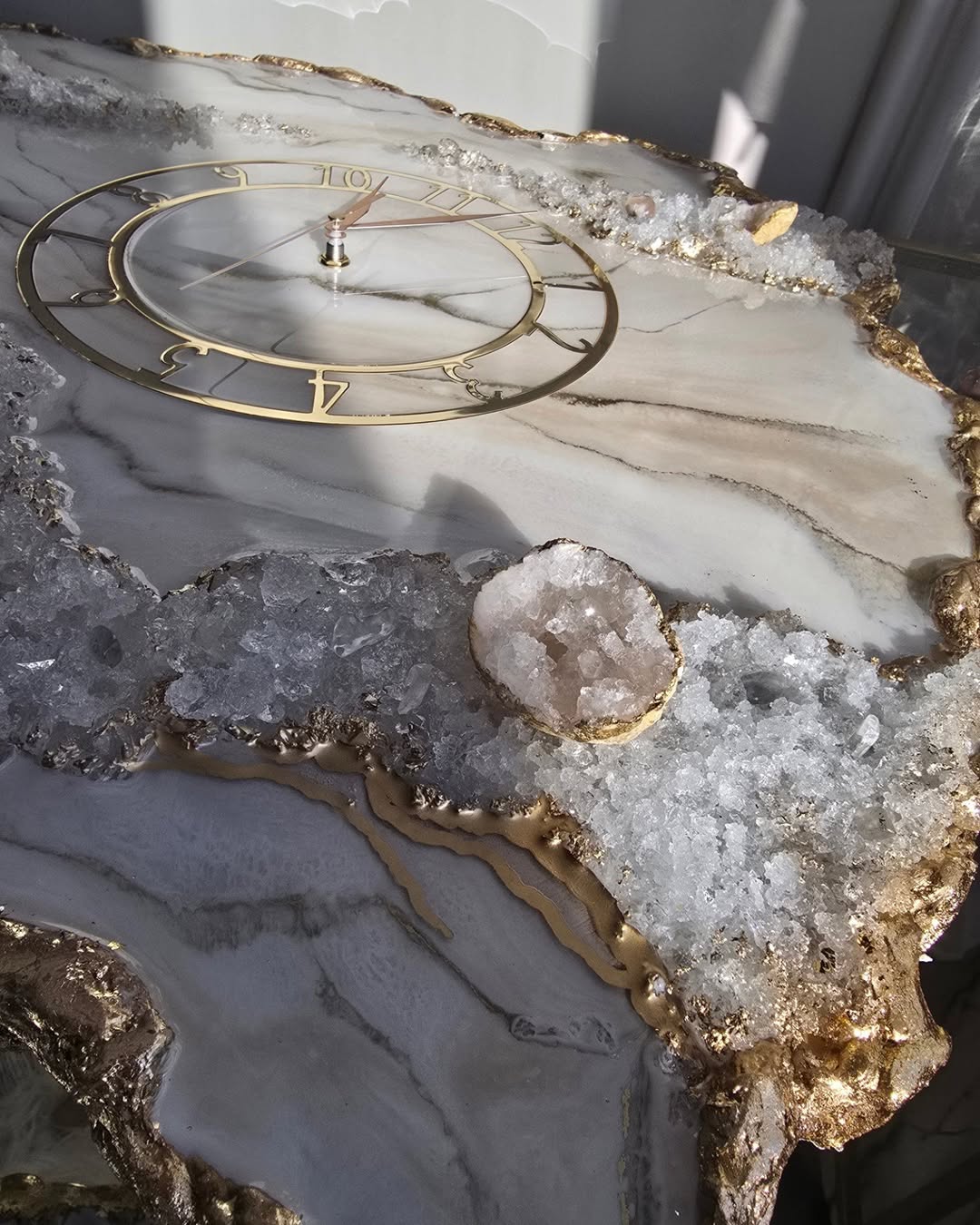 Abstrakte Wanduhr aus Epoxidharz mit rosa Kristallen für die Inneneinrichtung