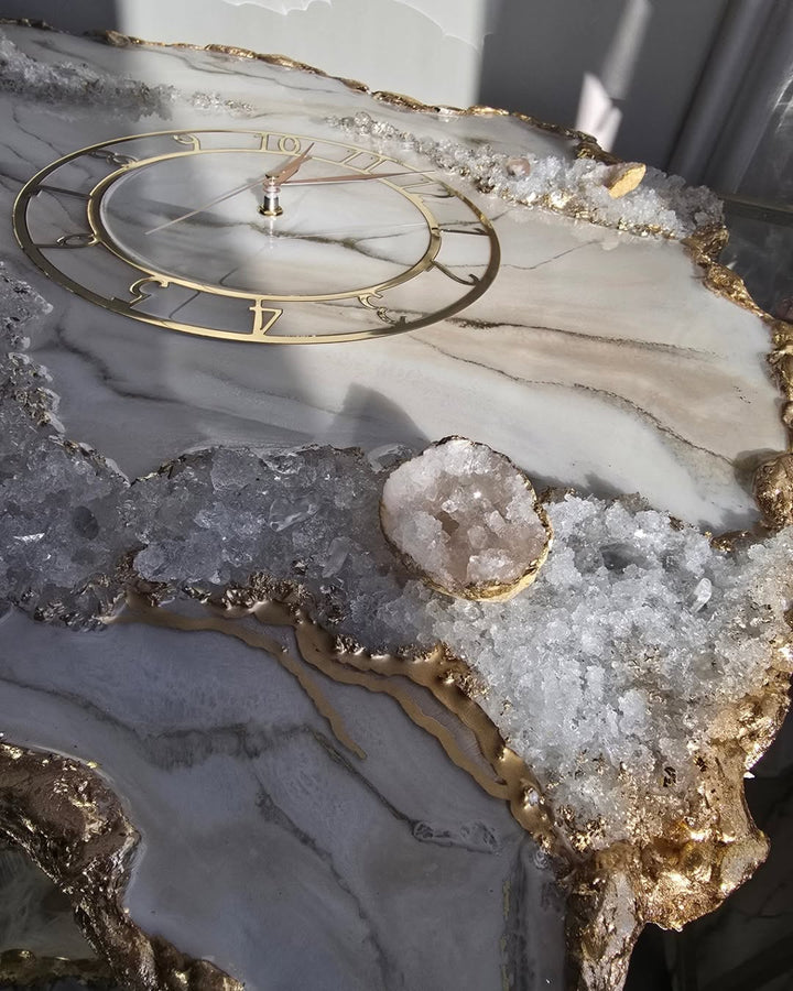 Abstrakte Wanduhr aus Epoxidharz mit rosa Kristallen für die Inneneinrichtung