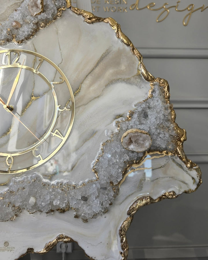 Abstrakte Wanduhr aus Epoxidharz mit rosa Kristallen für die Inneneinrichtung