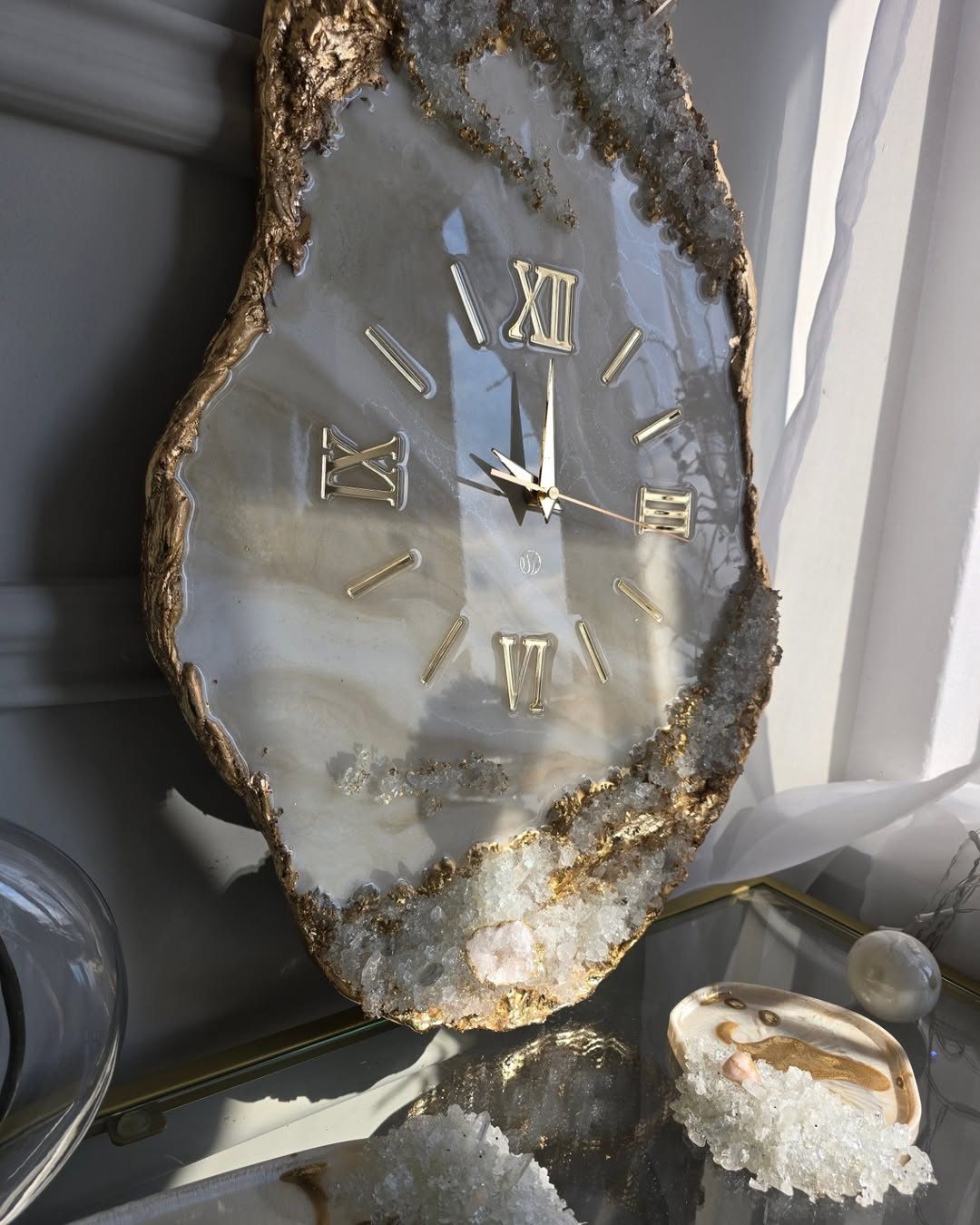 Abstrakte Wanduhr aus Epoxidharz mit rosa Kristallen für die Inneneinrichtung