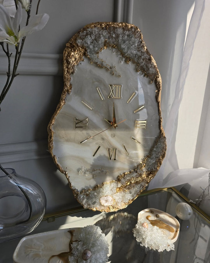 Abstrakte Wanduhr aus Epoxidharz mit rosa Kristallen für die Inneneinrichtung