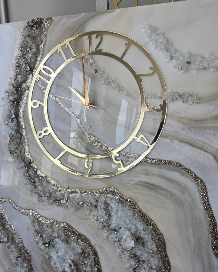 Abstrakte Wanduhr aus Epoxidharz mit rosa Kristallen für die Inneneinrichtung