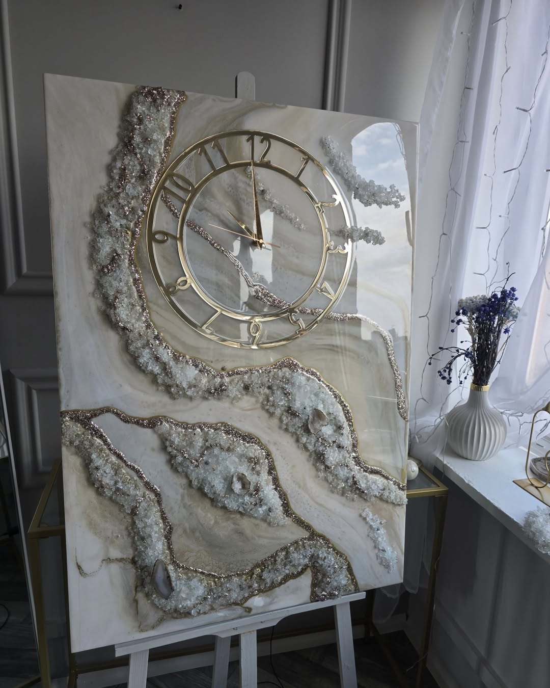 Abstrakte Wanduhr aus Epoxidharz mit rosa Kristallen für die Inneneinrichtung
