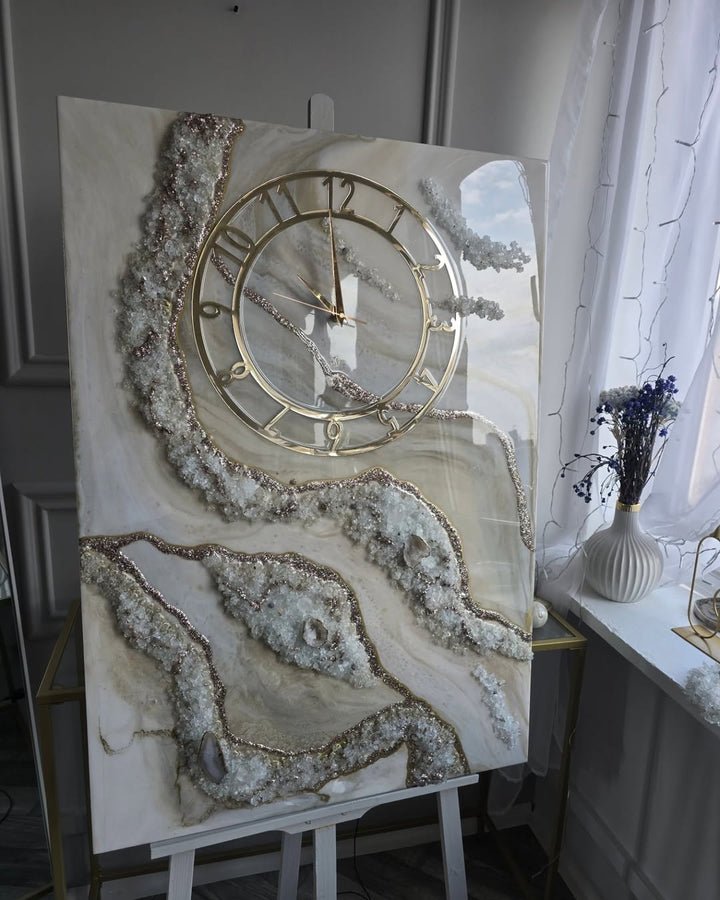 Abstrakte Wanduhr aus Epoxidharz mit rosa Kristallen für die Inneneinrichtung