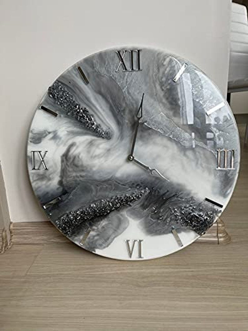 Horloge murale époxy design pour la décoration de bureau, horloge murale à chiffres romains, horloge murale en résine, argent et bleu, sans verre, horloge en résine faite à la main