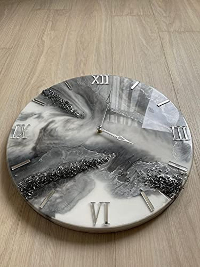 Horloge murale époxy design pour la décoration de bureau, horloge murale à chiffres romains, horloge murale en résine, argent et bleu, sans verre, horloge en résine faite à la main