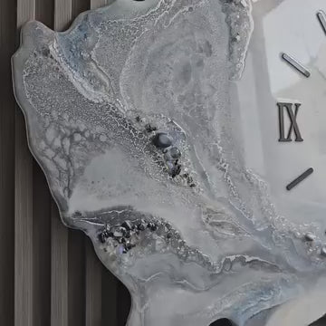 Abstrakte Wanduhr aus Epoxidharz mit rosa Kristallen für die Inneneinrichtung