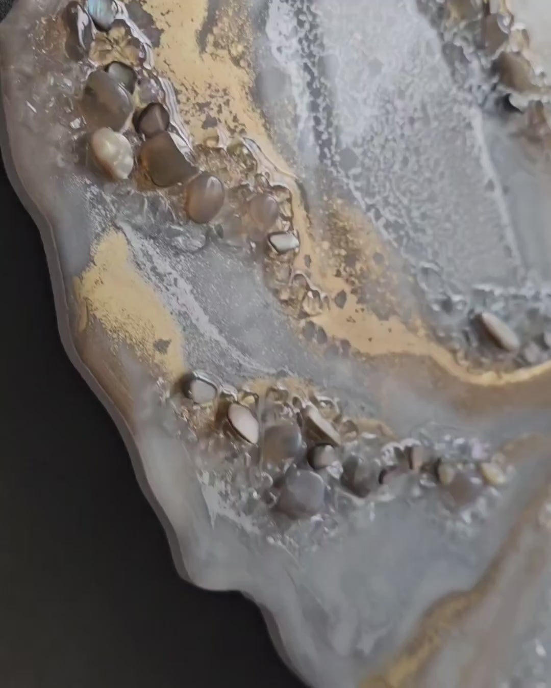Grüne und goldene Geode Kunst Moderne minimalistische ästhetische Wohndekoration Kunstharz Wanduhr